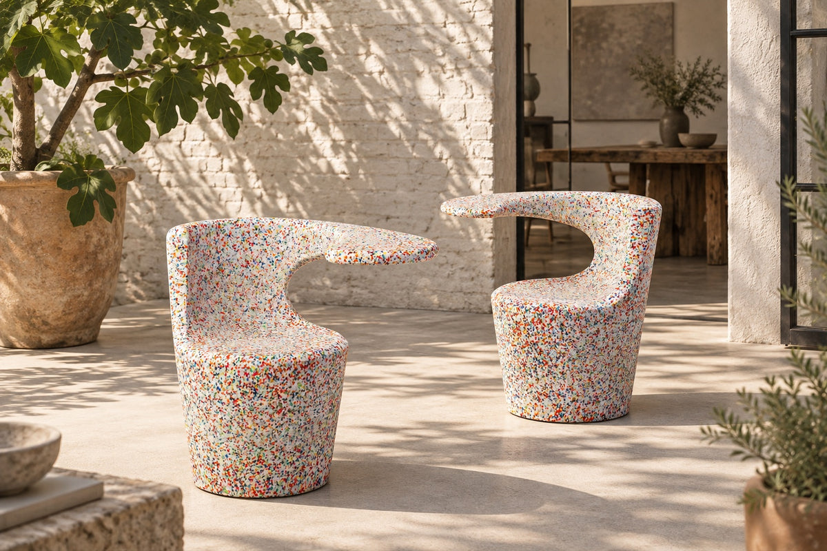 Twee Ecopixel Divina's in Confetti op een zonnige binnenplaats van een atelier (sfeerimpressie)