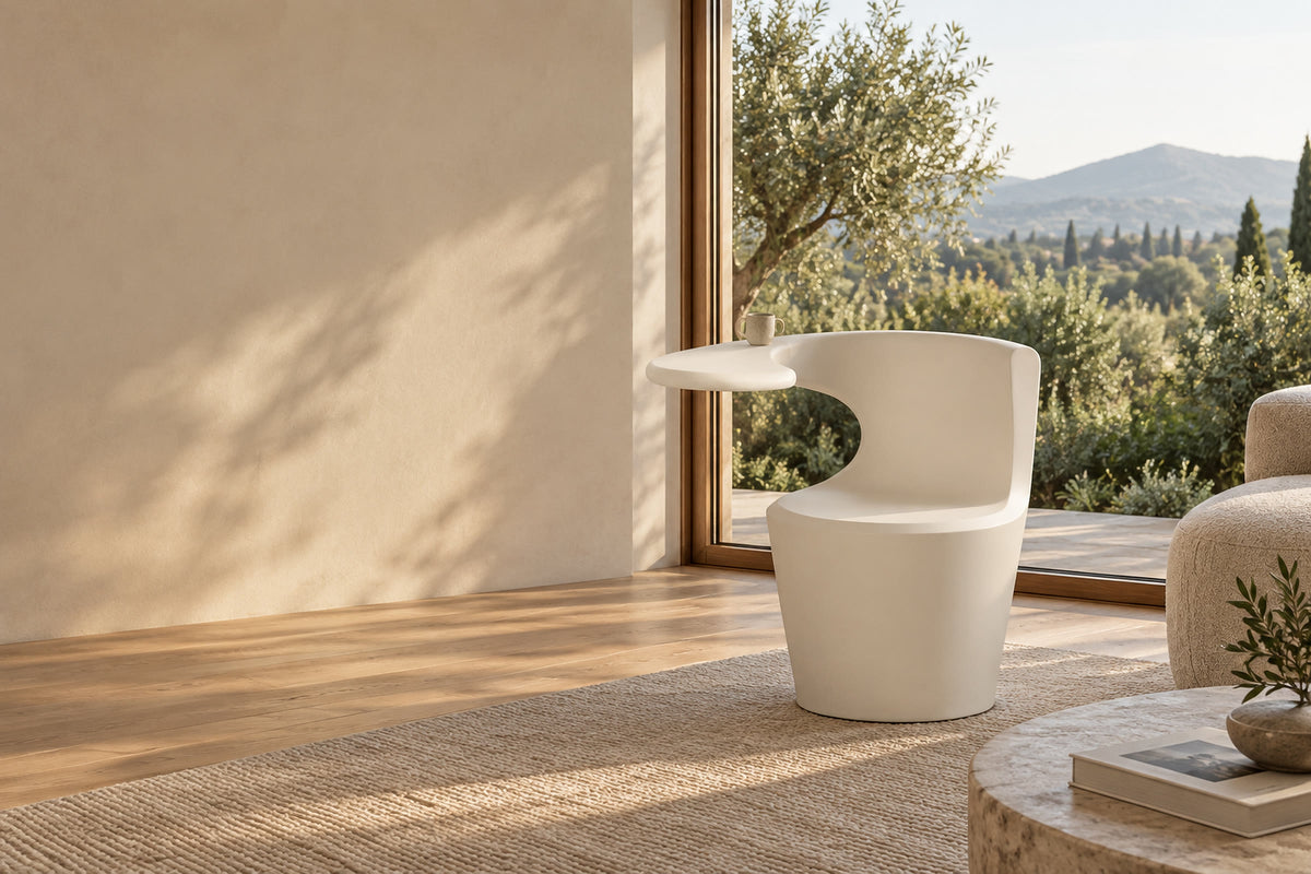 Een Divina in Milk White bij een groot raam met uitzicht over een Italiaans landschap, een kop koffie op het tafelblad (sfeerimpressie)
