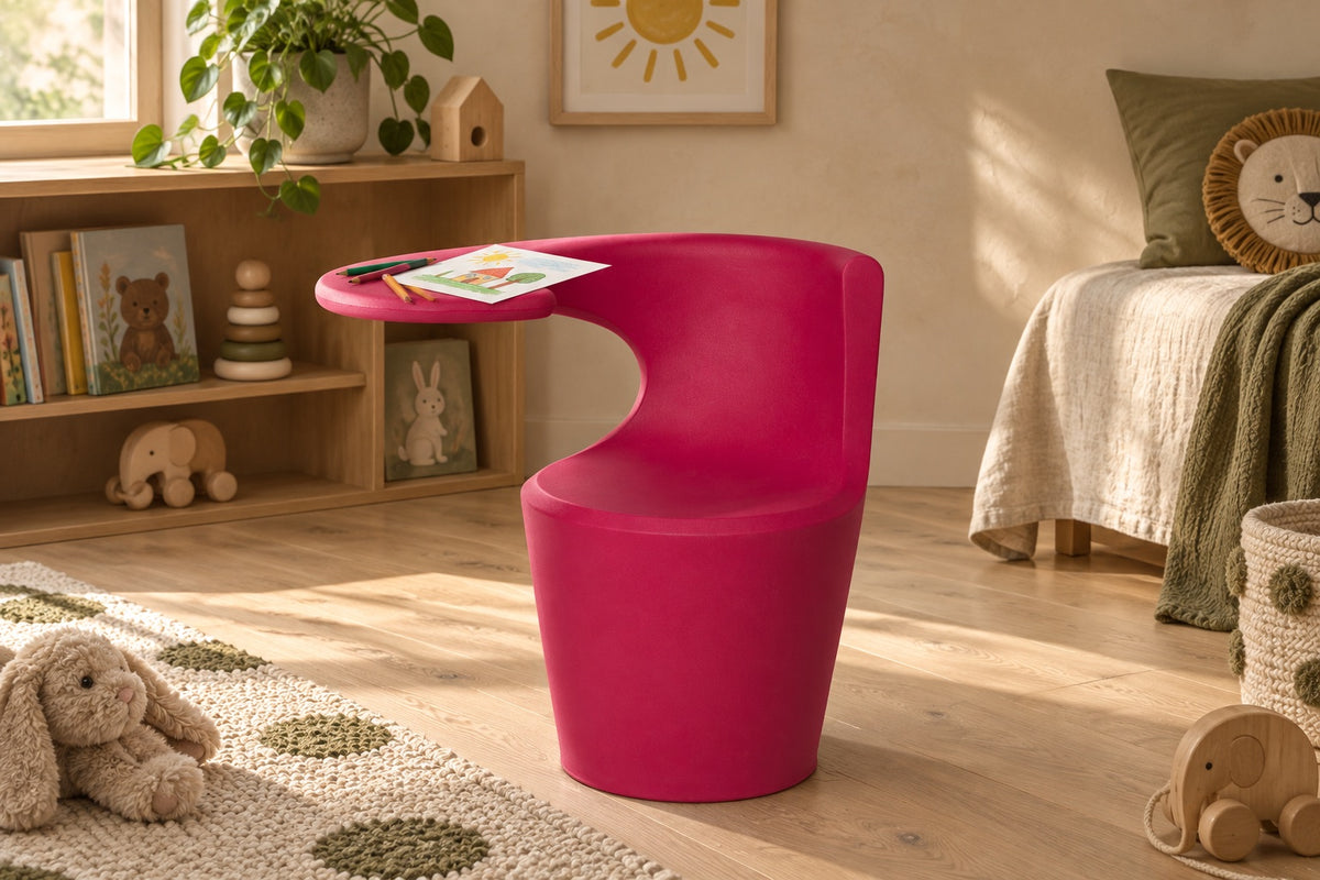 Een Divina KID in Fuchsia in een lichte kinderkamer, met een tekening op het tafelblad (sfeerimpressie)