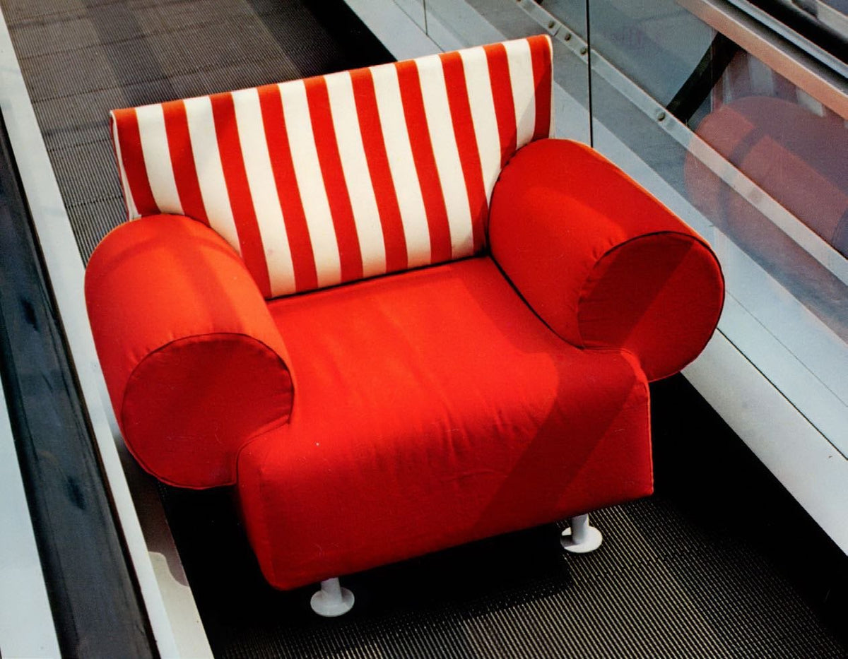 Fauteuil Topolino (1982) van Marco Seveso en Gigi Trezzi in rood met witte strepen