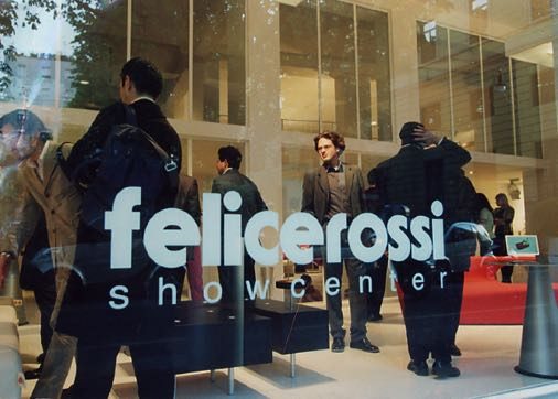 Opening van de felicerossi-showcenter in Milaan, 2001
