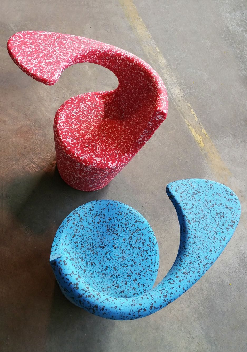 Twee Ecopixel Divina's in rood en blauw gespikkeld, van bovenaf