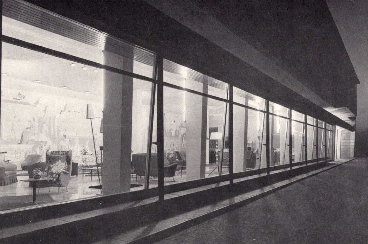 De glazen gevel van de Felice Rossi-showroom in de jaren vijftig, zwart-wit archieffoto